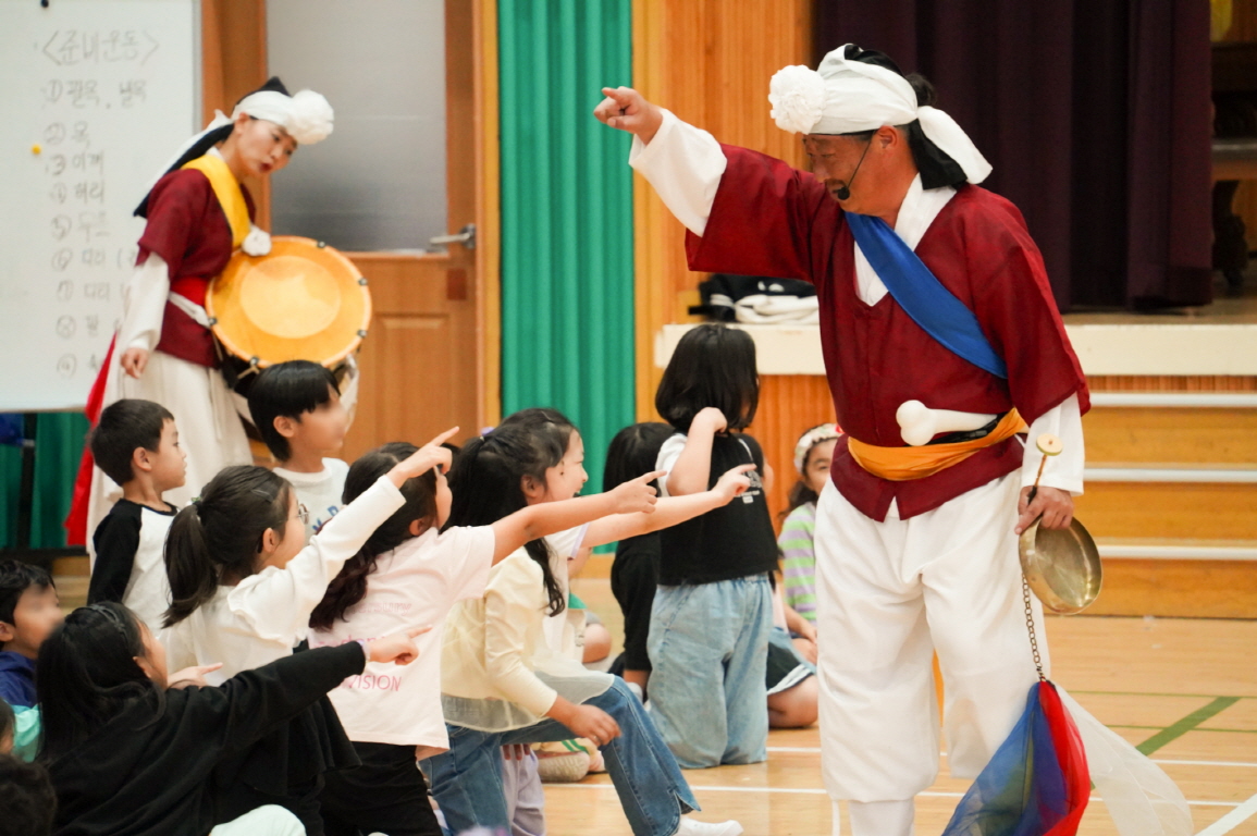 유치원 찾아가는 전통공연 풍물마당놀이 해피에서 아이들이 연희자를 향해 손가락을 가리키며 참여하는 장면