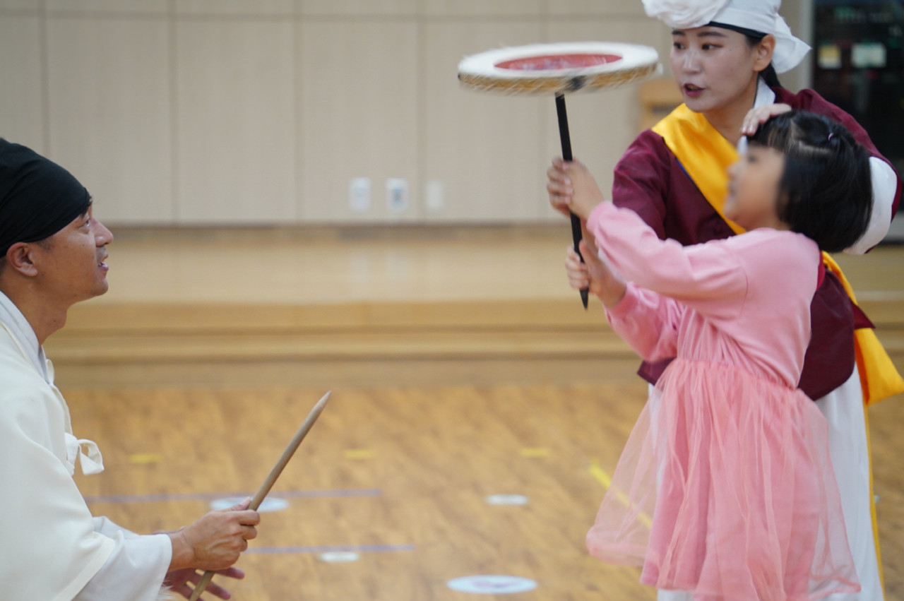 유치원 전통공연 체험, 풍물마당놀이 해피 버나놀이에 참여하는 어린이 모습