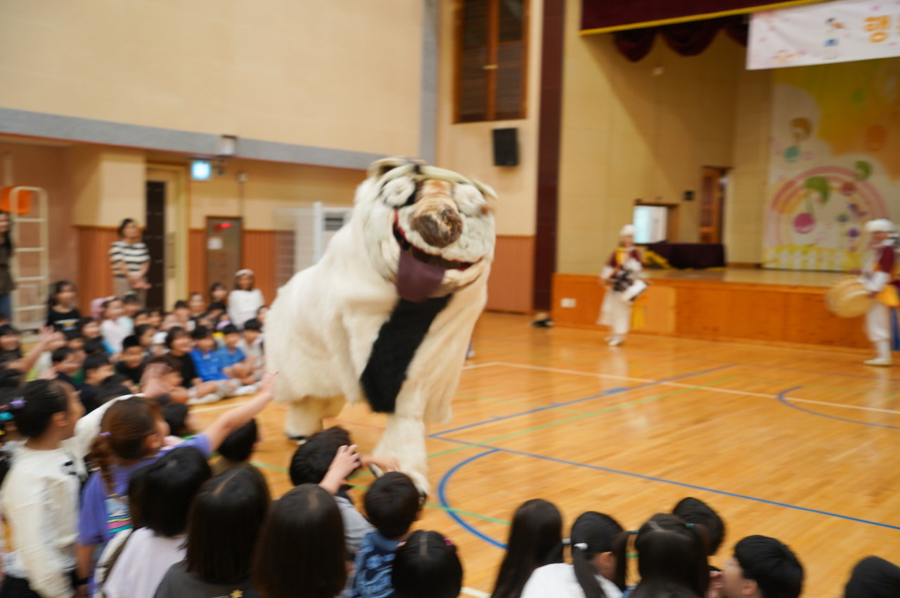 유치원 찾아가는 전통공연 풍물마당놀이 해피, 체육관에서 해피가 등장해 아이들과 교감하는 장면