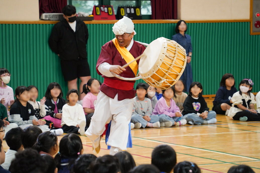 풍물마당놀이 해피 공연에서 북놀음을 선보이는 전통연희자와 유치원 어린이 관객 모습