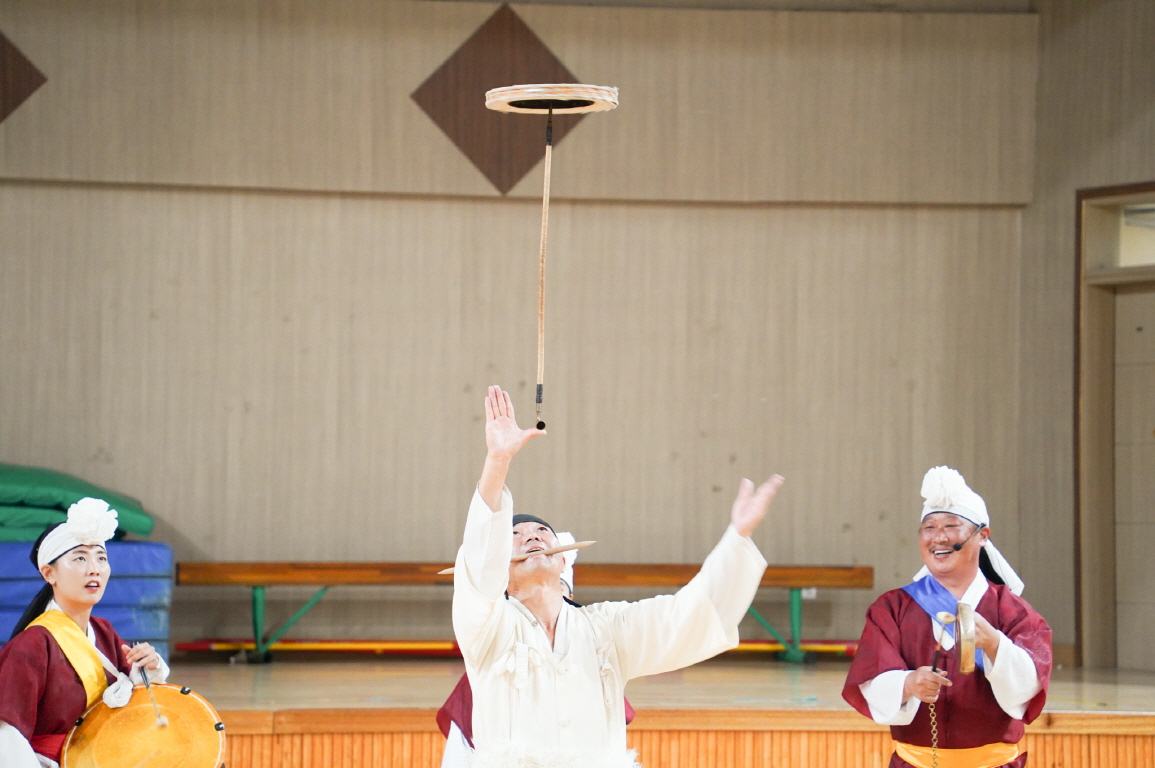 유치원 문화예술공연 풍물마당놀이 해피, 전통연희 버나놀이 접시돌리기 공연 장면