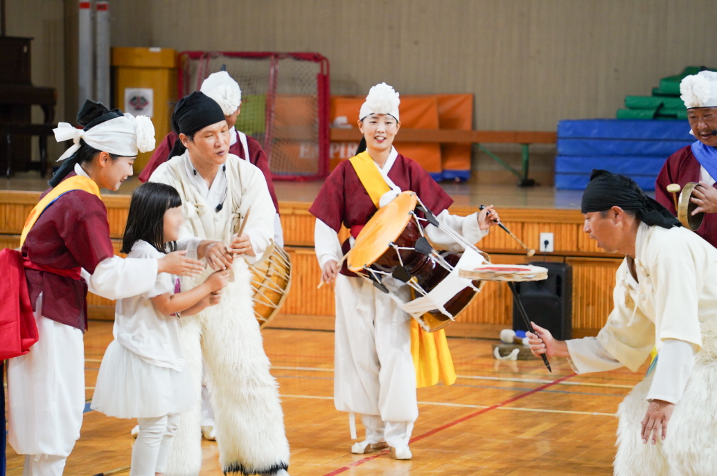 풍물마당놀이 해피 공연에서 아이가 전통연희를 직접 체험하는 유치원 참여형 공연 장면