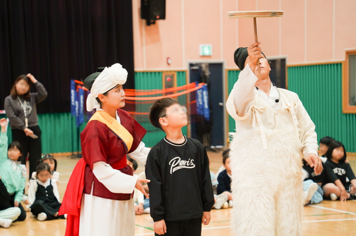 유치원 체험공연 풍물마당놀이 해피, 어린이와 함께하는 버나놀이 접시돌리기 장면