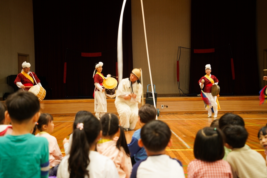 유치원 공연 풍물마당놀이 해피에서 열두발 상모를 돌리는 전통기예 장면