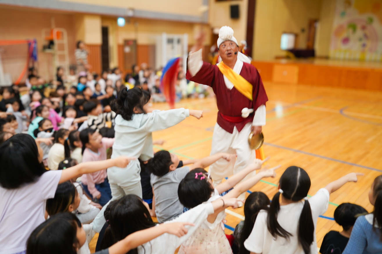 유치원 찾아가는 전통공연 풍물마당놀이 해피에서 아이들이 배우를 향해 손을 뻗으며 참여하는 장면