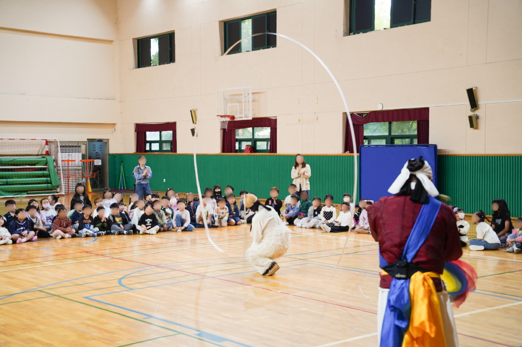 풍물마당놀이 해피 공연에서 열두발 상모를 선보이는 전통연희자와 유치원 어린이 관객 모습