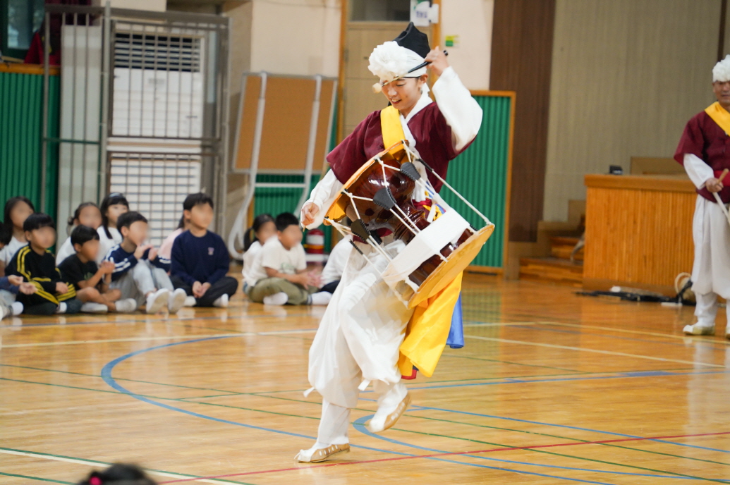 풍물마당놀이 해피 공연에서 설장고를 연주하는 전통연희자와 유치원 어린이 관객 모습