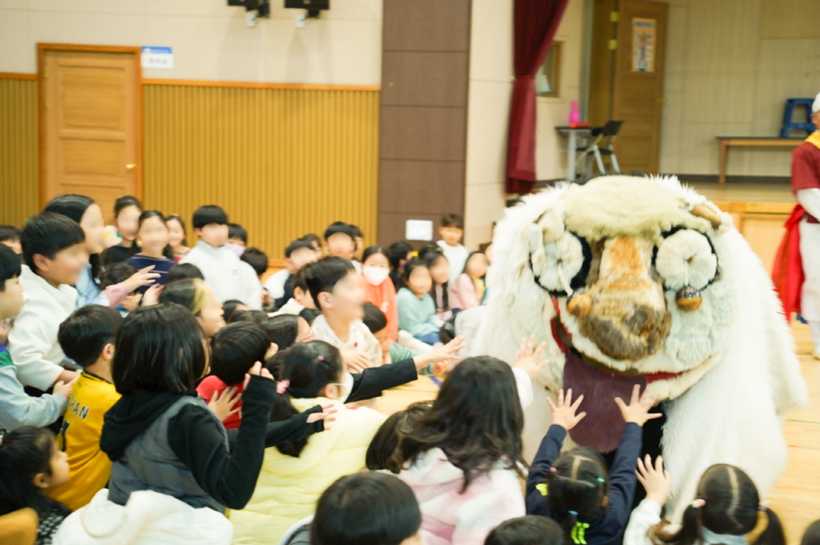 유치원 풍물마당놀이 해피 공연에서 해피가 아이들 사이로 들어가 교감하는 장면