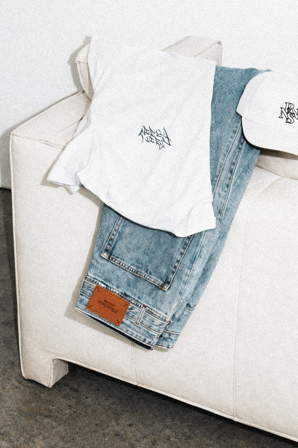 <span style="font-weight: 900;">CLOTHES</span>