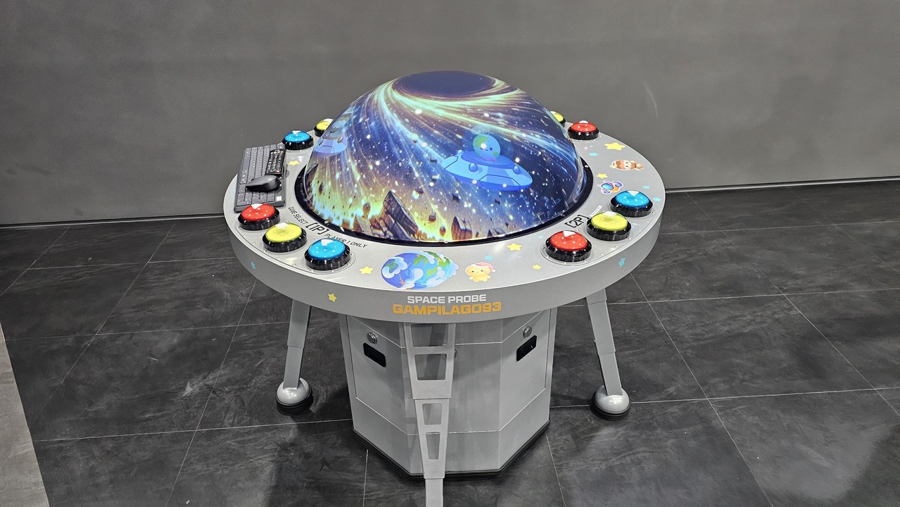 우주선 형태의 4인용 아케이드 게임 키오스크. AI 리듬게임과 직관적인 버튼 조작으로 어린이부터 성인까지 누구나 즐길 수 있습니다. 전원 연결만으로 바로 운영