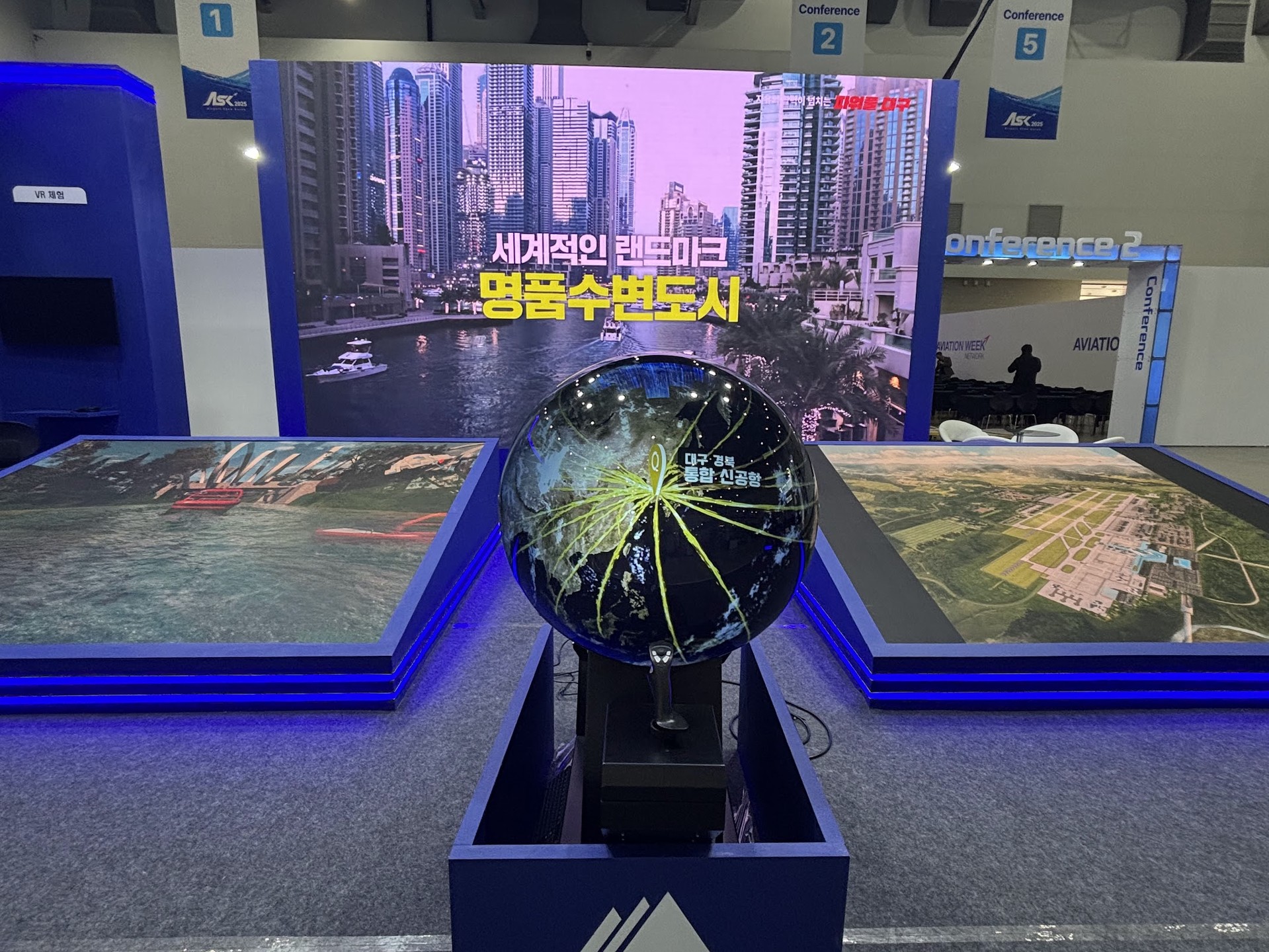 안경 없이 느끼는 입체 영상. 반구형 돔 위로 투사되는 3D 콘텐츠가 공간의 중심에서 시선을 사로잡습니다. 이동형 설계로 어디든 설치 가능