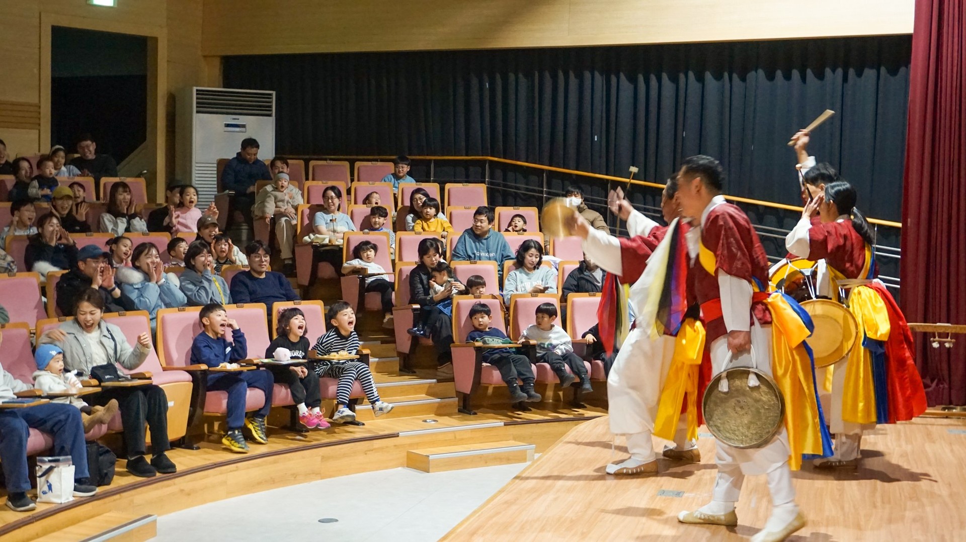 국립광주과학관에서 진행된 합굿마을의 체험형 국악 공연 '톡톡톡 사물놀이 이야기' 현장에서 아이들과 관객들이 연주자들의 풍물놀이를 보며 환호하는 모습