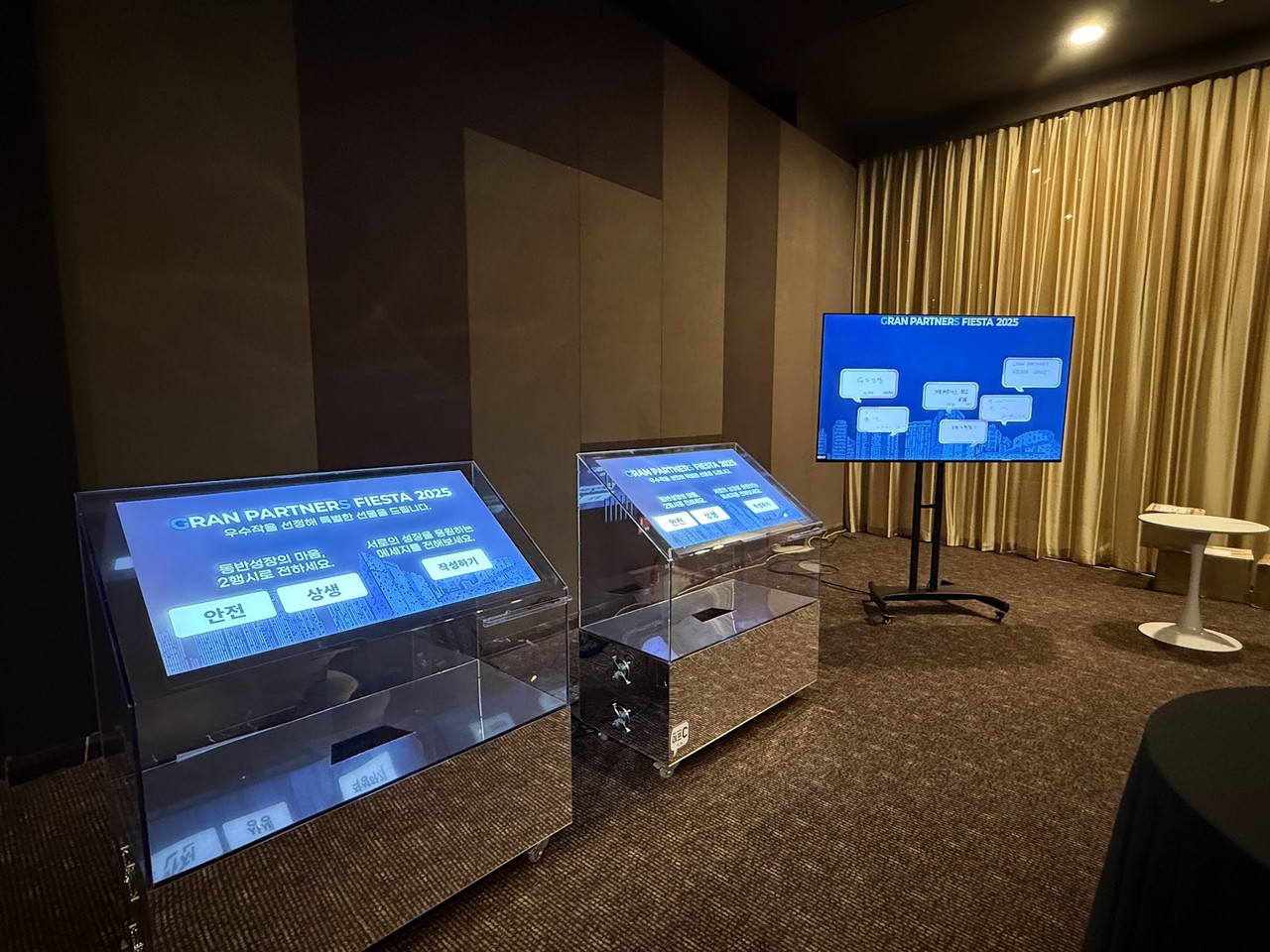 투명 디스플레이 위에 손글씨가 빛으로 새겨지는 디지털 방명록. 전원만 연결하면 설치 완료, 공간을 해치지 않는 투명한 디자인으로 어떤 행사장에도 자연스럽게 어울립니다