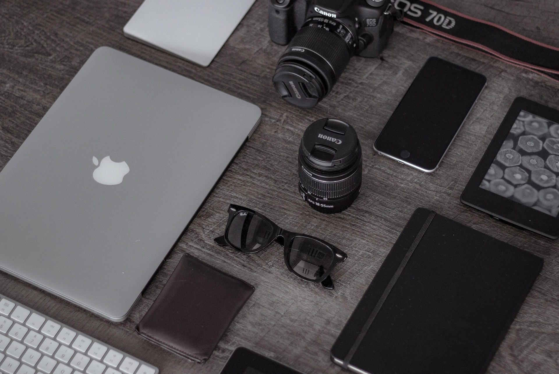 "왈츠디자인은 최상의 인쇄 서비스를 제공하기 위해 정통 레터프레스 장비부터 최첨단 디지털 시스템까지, 폭넓은 제작 인프라를 보유하고 있습니다."