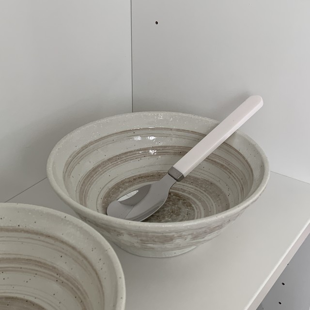 <p style="text-align:left; font-size:16px; margin-top:26px;">베이지 회오리 면기<br><span style="color:#666;">₩ 13,500</span></p>