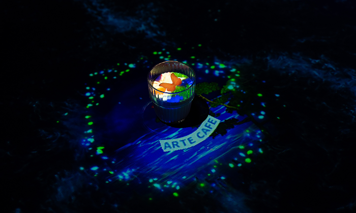 ARTE CAFE, 매력적인 음료와 디저트 위에 미디어아트로 표현되는 라이브 가니쉬의 향연 - 아르떼뮤지엄 강릉