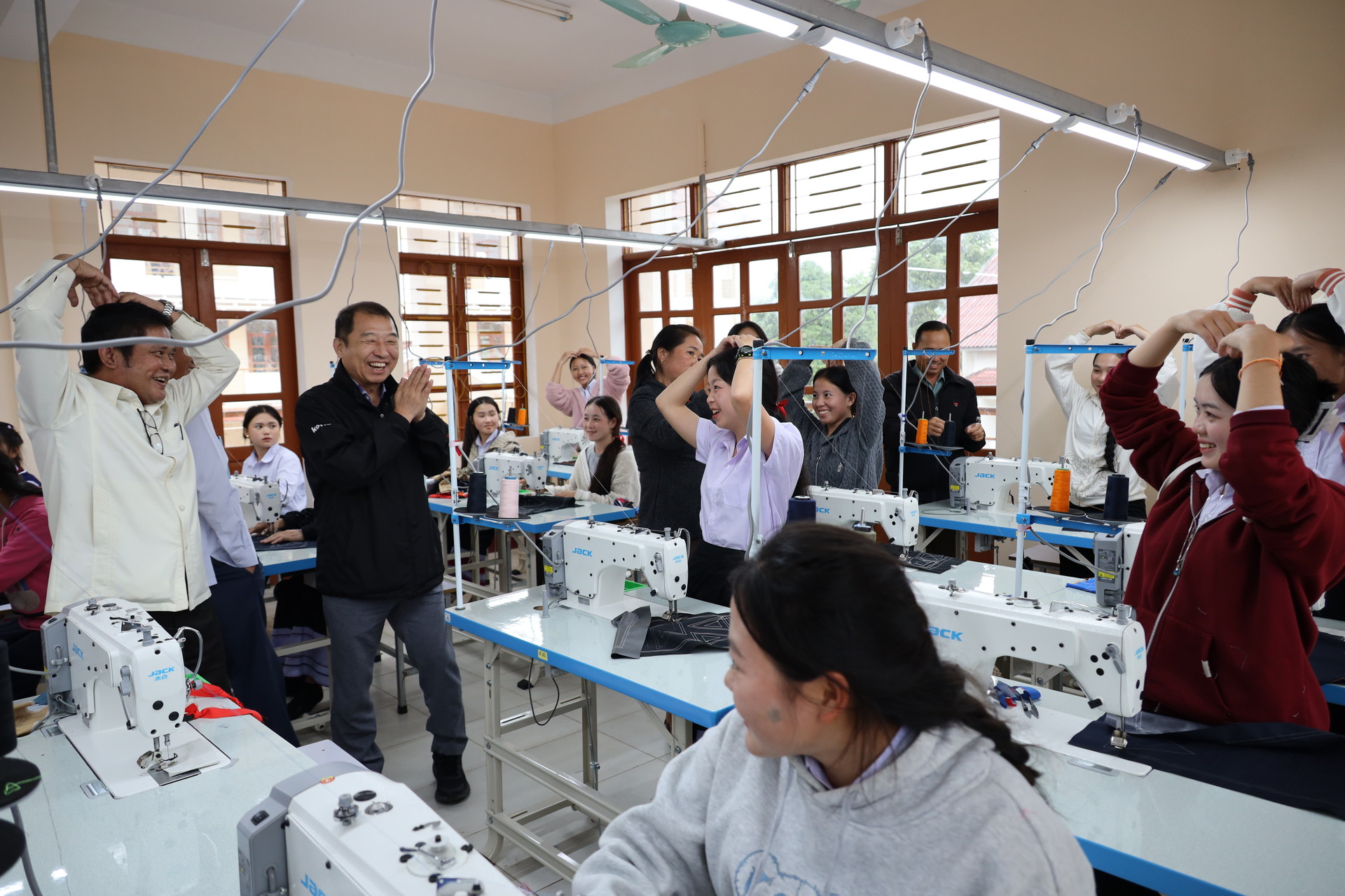 <div style="display:inline-block;             background:#ffffff;             padding:10px 18px;             border-radius:20px;             font-size:14px;             color:#333333;             box-shadow:0 4px 12px rgba(0,0,0,0.08);">재봉교육중인 학생 </div>