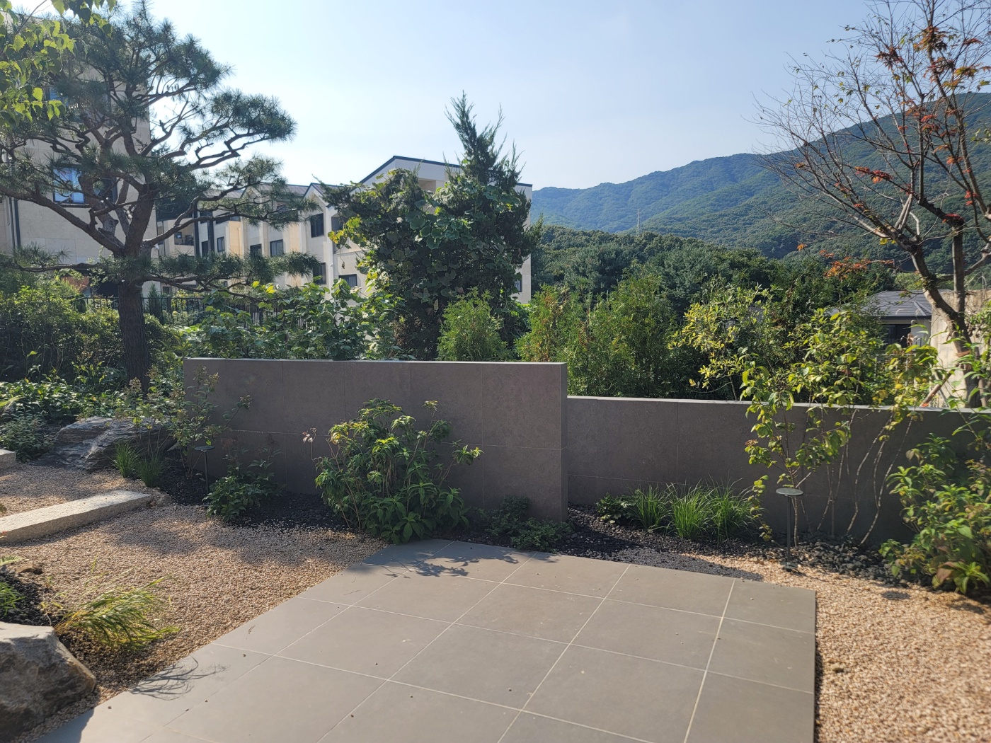 <p style="text-align: center; line-height: 1.15;"><span style="font-size: 20px; color: rgb(255, 255, 255);">[2023]</span></p>  <p style="text-align: center; line-height: 1.15;"><span style="color: rgb(255, 255, 255);"><span style="font-size: 60px;">신봉동 개인주택 설계</span></span></p>  <p style="text-align: center; line-height: 1.15;"><span style="font-size: 30px; color: rgb(255, 255, 255);">Layered Garden for Private Living</span></p>