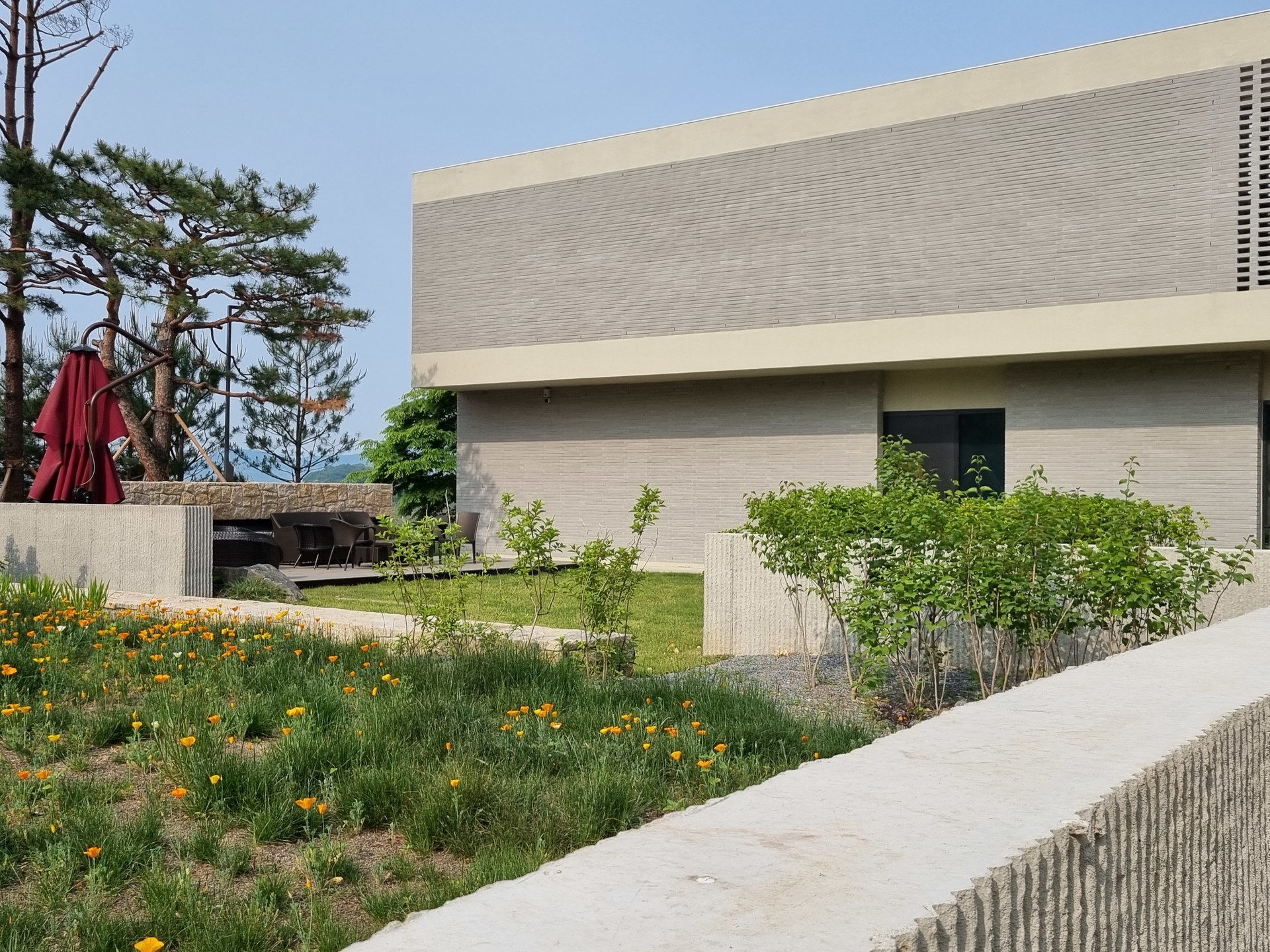 <p style="text-align: center; line-height: 1.15;"><span style="font-size: 20px; color: rgb(255, 255, 255);">[2021]</span></p>  <p style="line-height: 1.15; text-align: center;"><span style="color: rgb(255,255,255);"><span style="font-size: 60px;">킹스데일 G.C 조경공사</span></span></p>  <p style="line-height: 1.15; text-align: center;"><span style="font-size: 30px; color: rgb(255,255,255);">Forest Edge Composition</span></p>