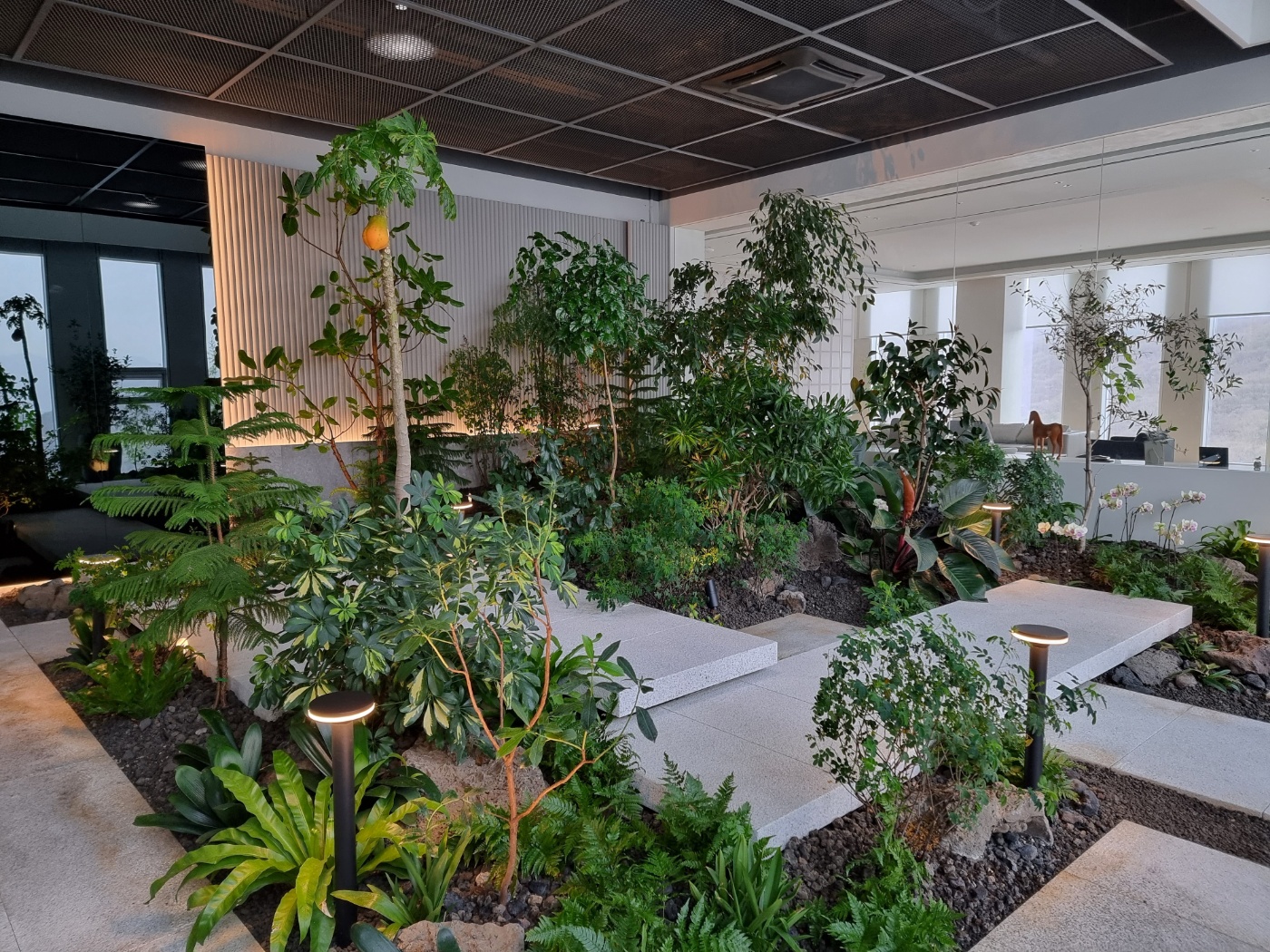 <p style="text-align: center; line-height: 1.15;"><span style="font-size: 20px; color: rgb(255, 255, 255);">[2022]</span></p>  <p style="line-height: 1.15; text-align: center;"><span style="color: #FFF;"><span style="font-size: 60px;">대유 성남신사옥 옥상정원</span></span></p>  <p style="line-height: 1.15; text-align: center;"><span style="font-size: 30px; color: #FFF;">Executive Indoor Garden</span></p>