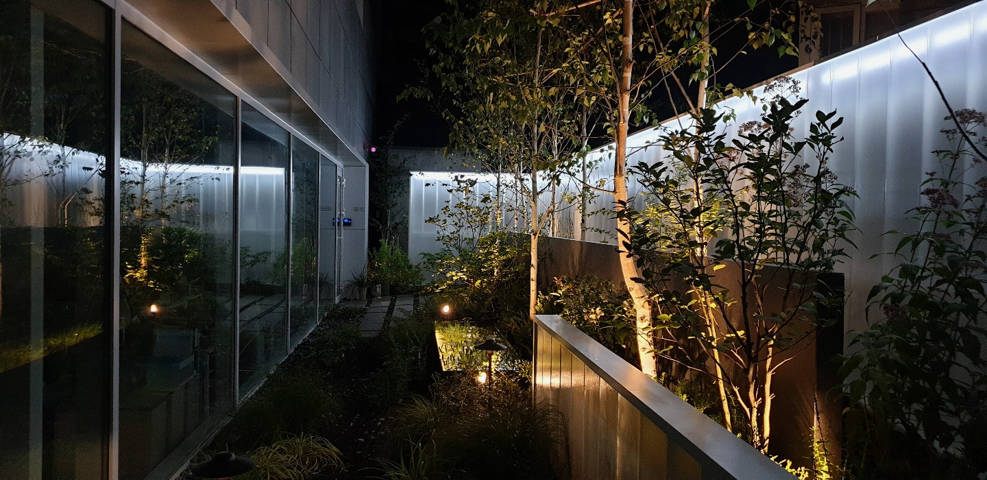 <p style="text-align: center; line-height: 1.15;"><span style="font-size: 20px; color: rgb(255, 255, 255);">[2022]</span></p>  <p style="line-height: 1.15; text-align: center;"><span style="color: #FFF;"><span style="font-size: 60px;">화원빌딩 테라스가든</span></span></p>  <p style="line-height: 1.15; text-align: center;"><span style="font-size: 30px; color: #FFF;">Small Forest Between Buildings</span></p>