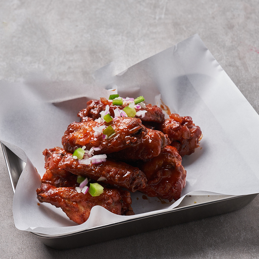 <b>시카고 BBQ </b><br><br>카라멜화한 양파의<br>단맛에 우스타 소스와<br>버터 풍미의 버팔로 윙</br>