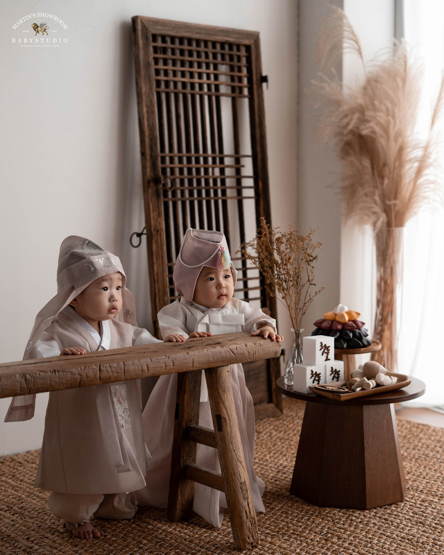 <p style="text-align:left; font-size:16px; margin-top:26px;">ROW TABLE<br><span style="color:#666;">- 100day, 1th brithday</span></p>