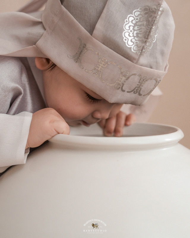 <p style="text-align:left; font-size:16px; margin-top:26px;">A MOON JAR<br><span style="color:#666;">- 1th brtihday</span></p>