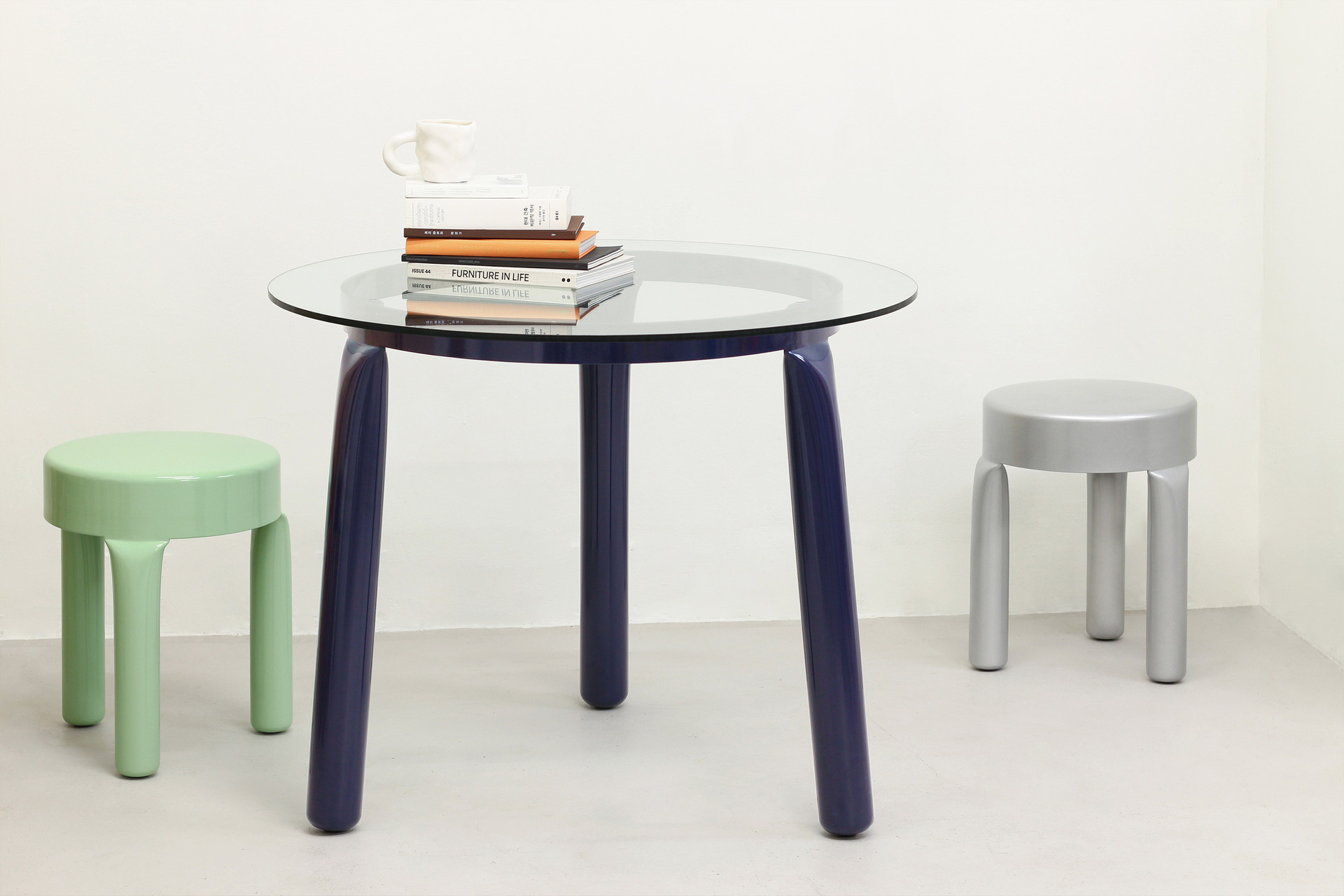 PRESSURA STOOL & GLASS TOP TABLE