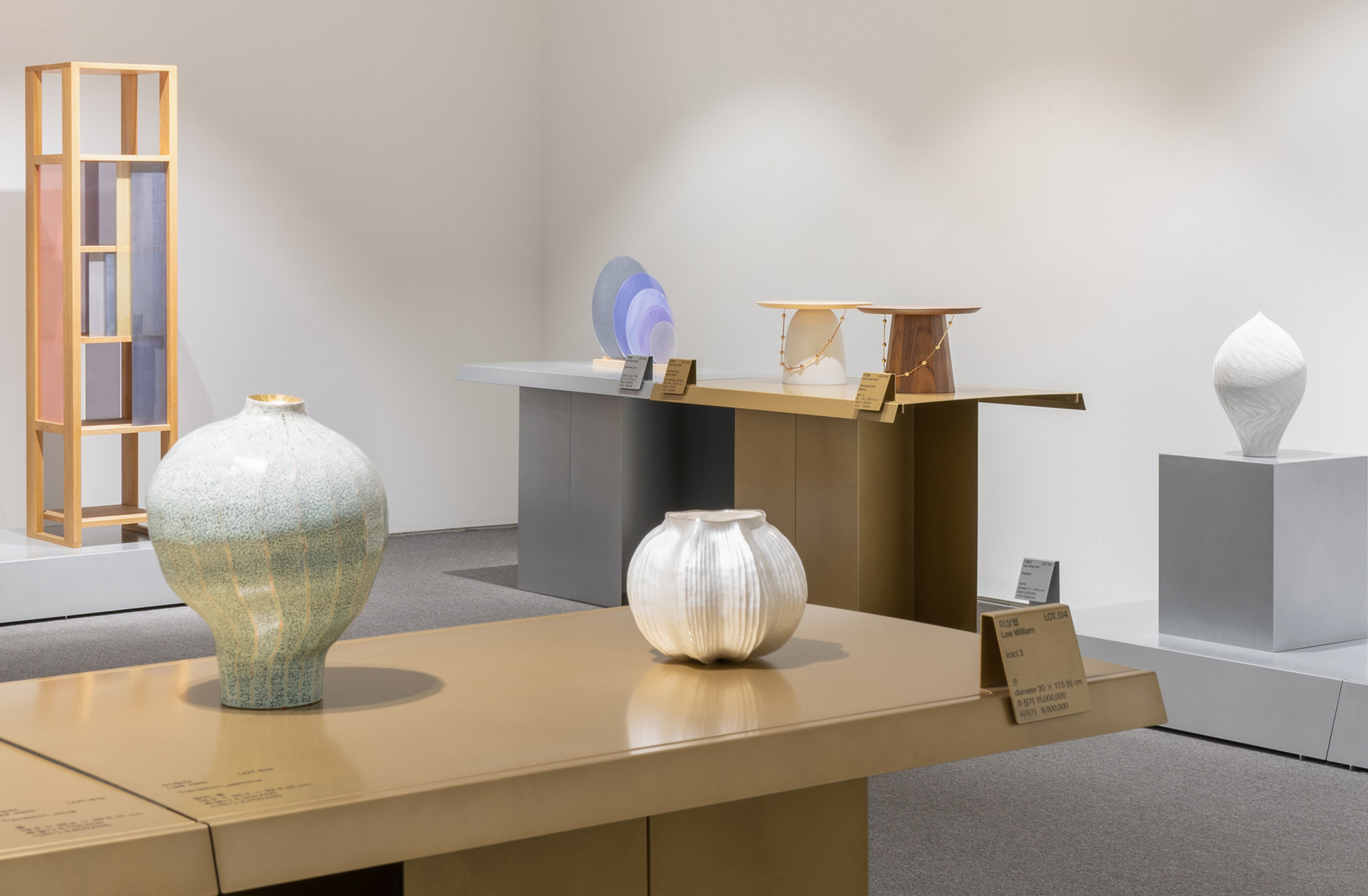 SCENOGRAPHY FOR K-AUCTION