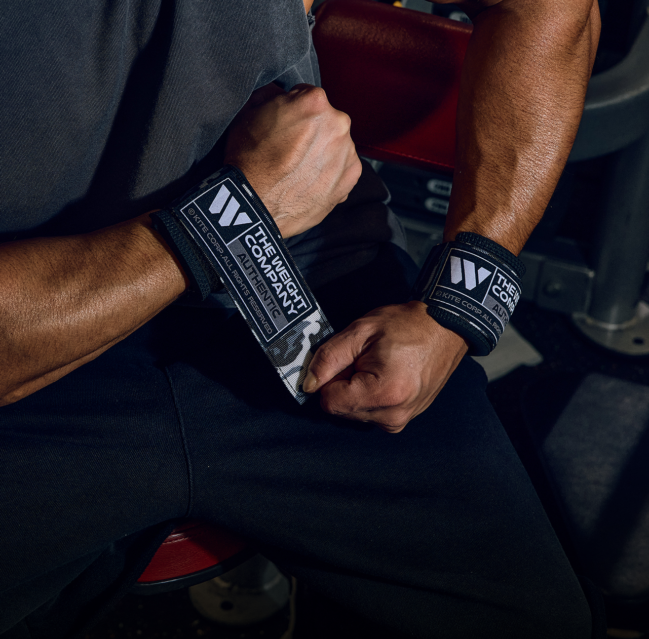 당신의 운동이 더 길어지고, 더 단단해질 수 있도록.<br>THE WEIGHT COMPANY는,<br>오늘도 당신의 루틴 옆에 남는 장비를 만들겠습니다