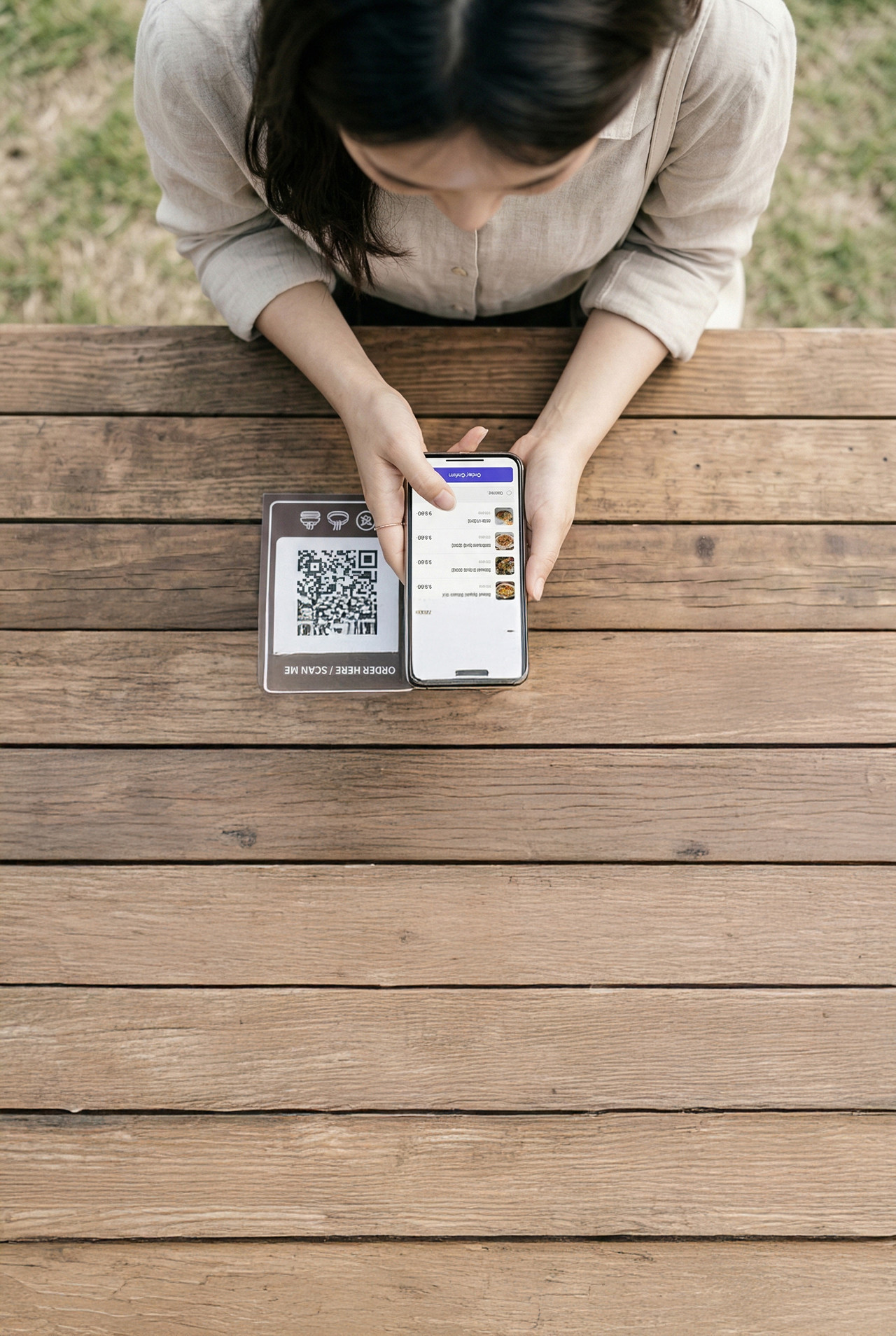 행사장 테이블에 부착된 메이트 행사결제솔루션 QR 스티커로 주문하는 방문객