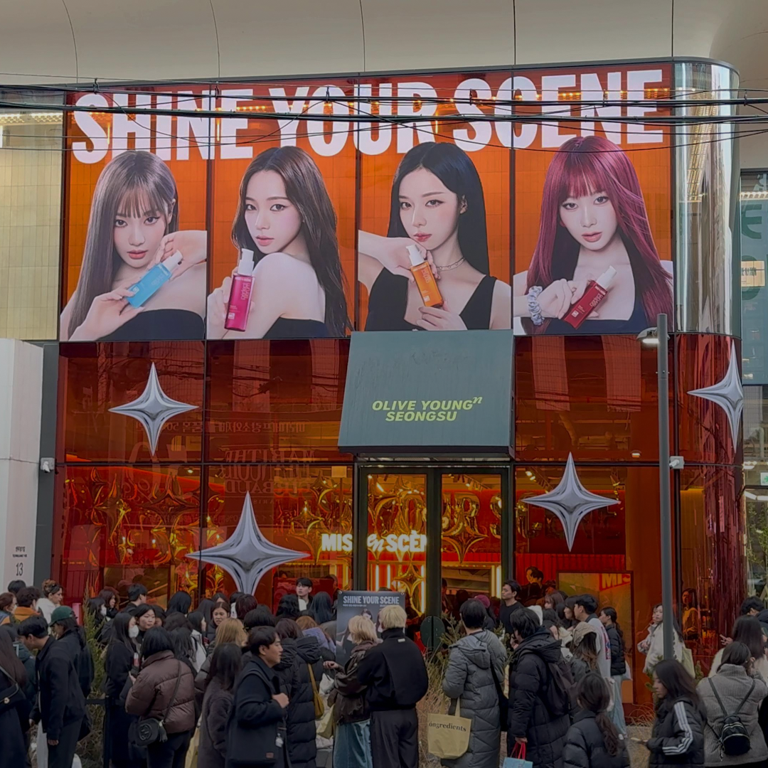 <p style="line-height: 1.1; text-align: center; position: relative; top: 60px;">   <strong style="font-weight: 900;">     <span style="font-size: 14px; letter-spacing: 0px;">뷰티 브랜드 팝업스토어</span>   </strong>   <span style="letter-spacing: 0;"><br></span>   <span style="font-size: 10px; letter-spacing: 0px;">제품 추천 키오스크, 럭키드로우</span> </p>