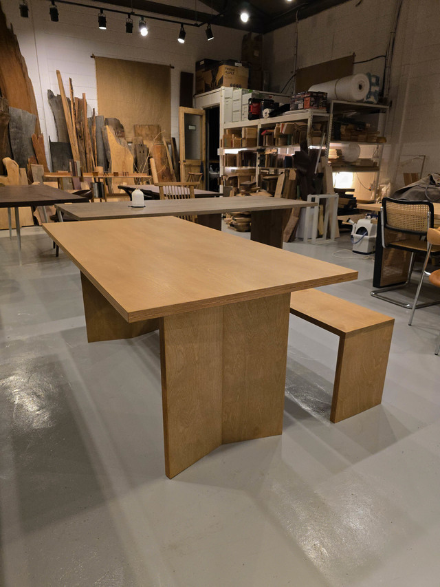 자자원목합판을 화이트오크 색감으로 제작한 원목 식탁과 벤치 의자