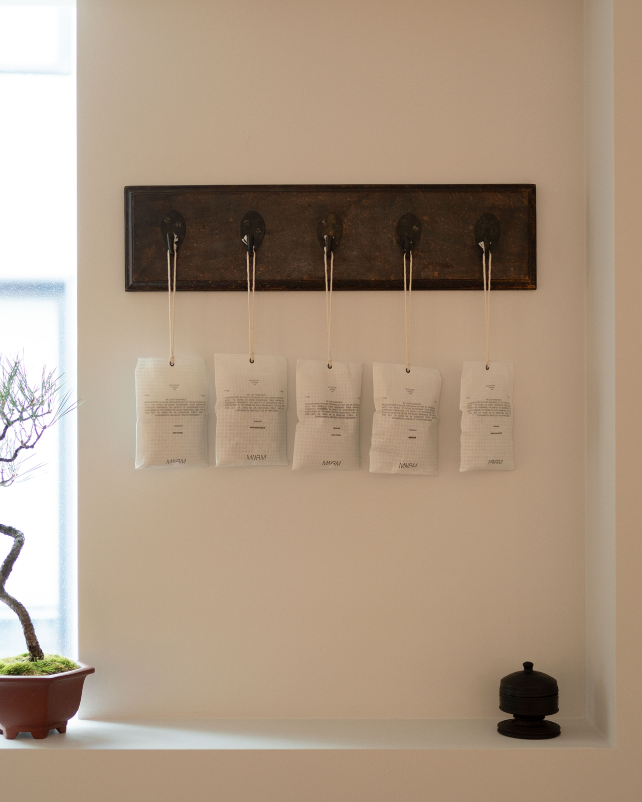 도자 작가와 협업한 한정판 아트 오브제로 모노룸 프래그런스 오일을 떨어뜨려 사용한다