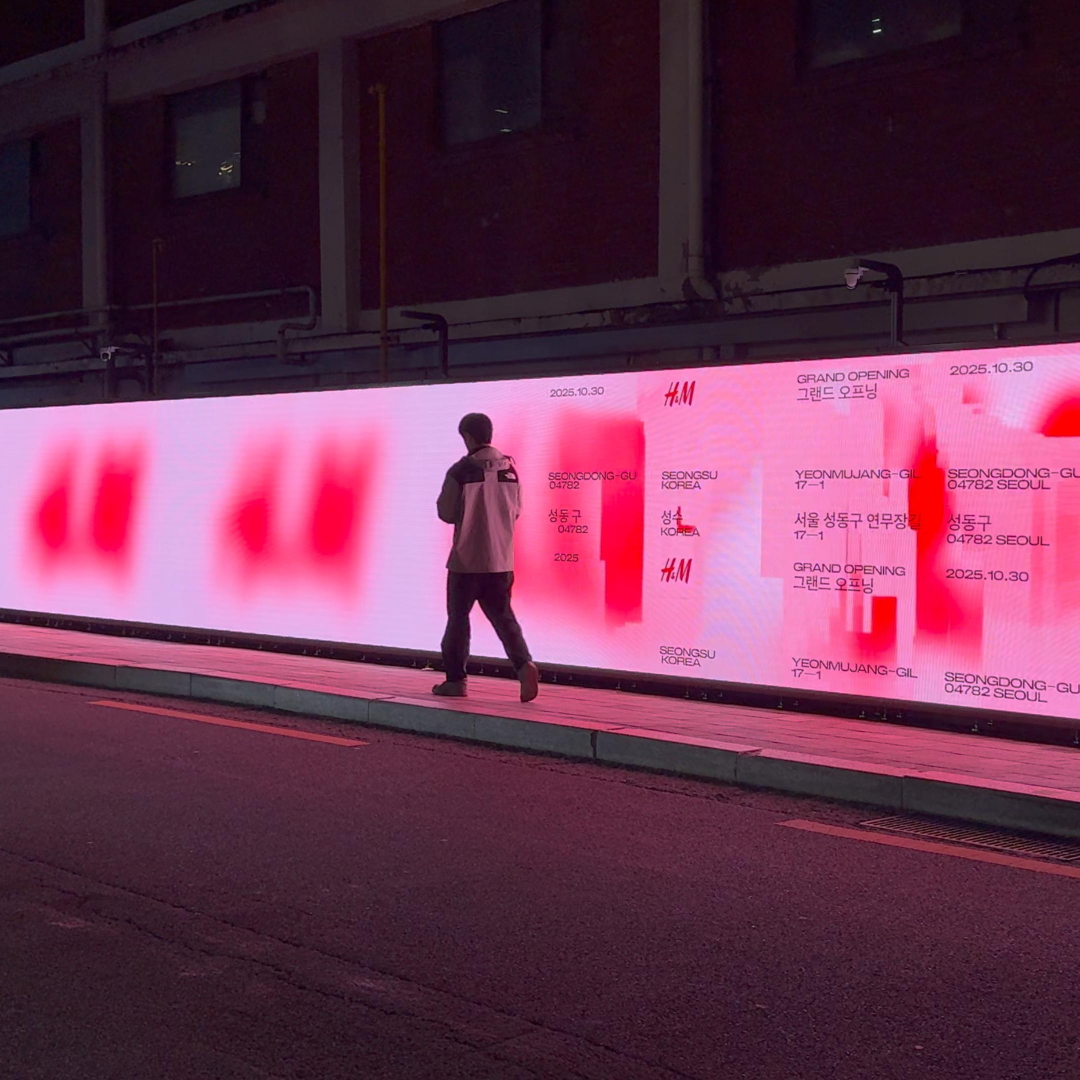 <p style="line-height: 1.1; text-align: center; position: relative; top: 60px;">   <strong style="font-weight: 900;">     <span style="font-size: 14px; letter-spacing: 0px;">의류 브랜드</span>   </strong>   <span style="letter-spacing: 0;"><br></span>   <span style="font-size: 10px; letter-spacing: 0px;">인터랙티브 미디어 월</span> </p>