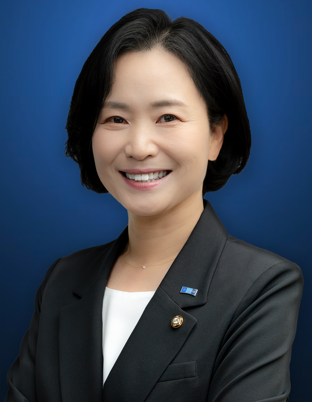 <strong style="font-size: 16px">이해민</strong> <br/> <span style="font-size: 12px">조국혁신당 국회의원 </span>