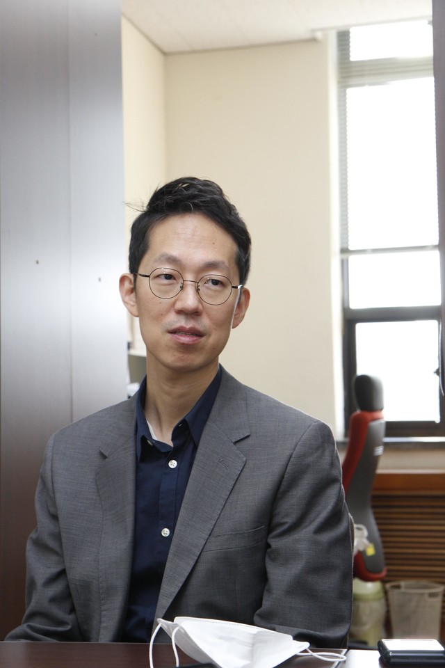 <strong style="font-size: 16px">강정한</strong> <br/> <span style="font-size: 12px">연세대학교 사회학과 교수 </span>