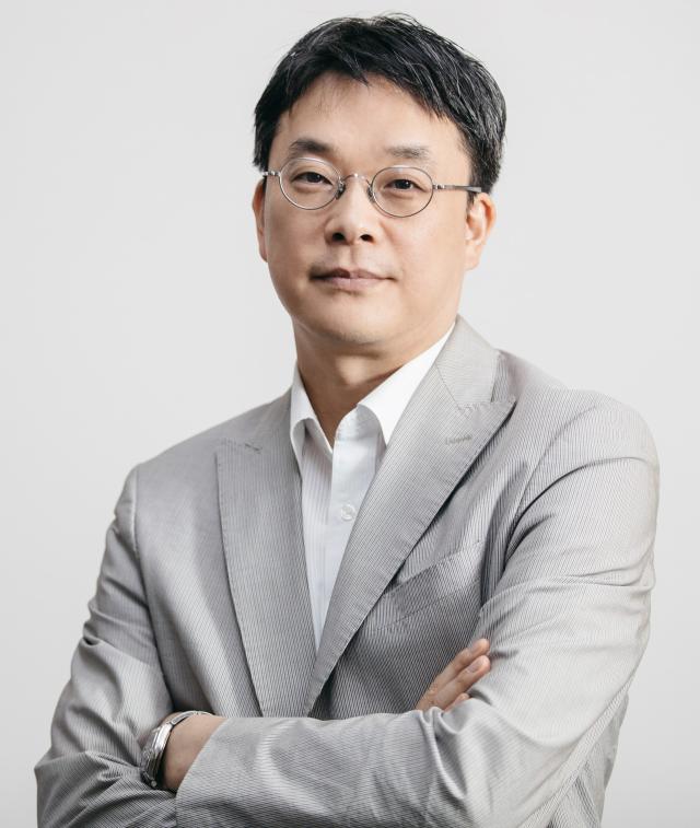 <strong style="font-size: 16px">박원호</strong> <br/> <span style="font-size: 12px">서울대학교 정치외교학부 교수 </span>