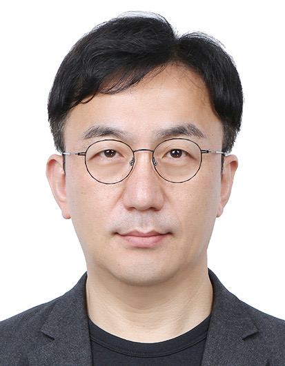 <strong style="font-size: 16px">강정수</strong> <br/> <span style="font-size: 12px">블루닷 AI 연구센터장 </span>