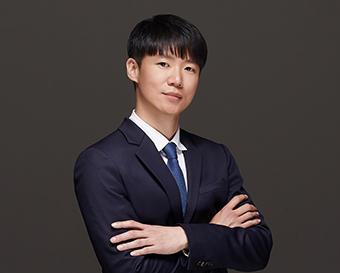 <font size="4px" color="white" font-weight="bold">사희동</font><font size="2.5px" color="white"> 소속변호사</font><br>