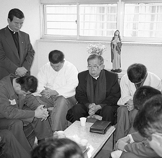 Visiting inmates on death row at Seoul Detention Center, December 1994