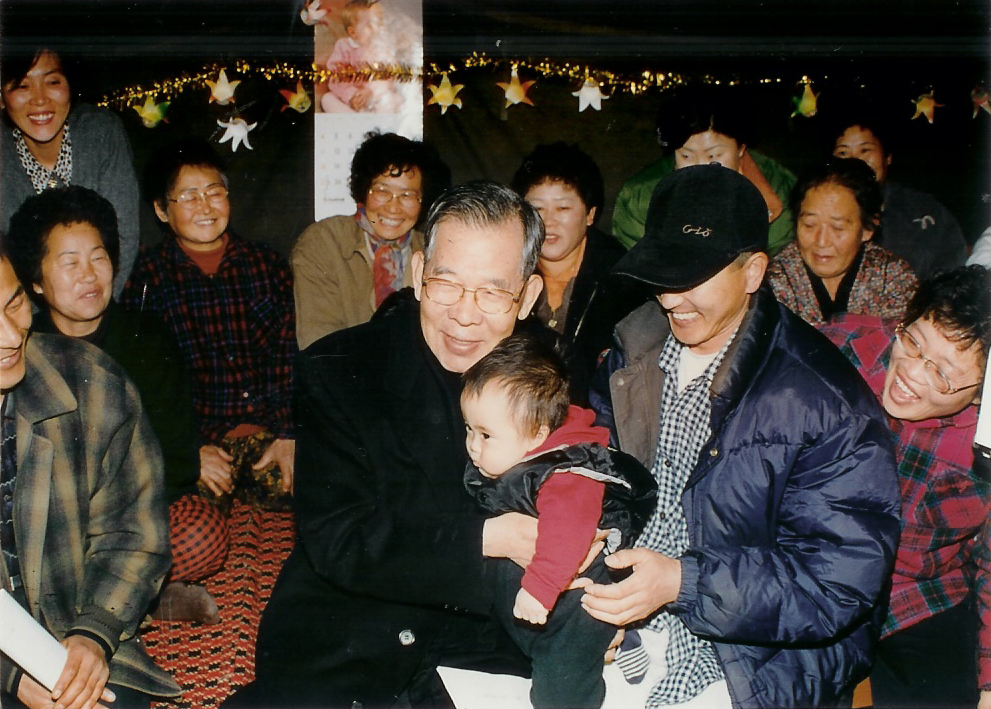 Comforting evictees in Haengdang-dong, Seongdong-gu, Seoul, December 29, 1997