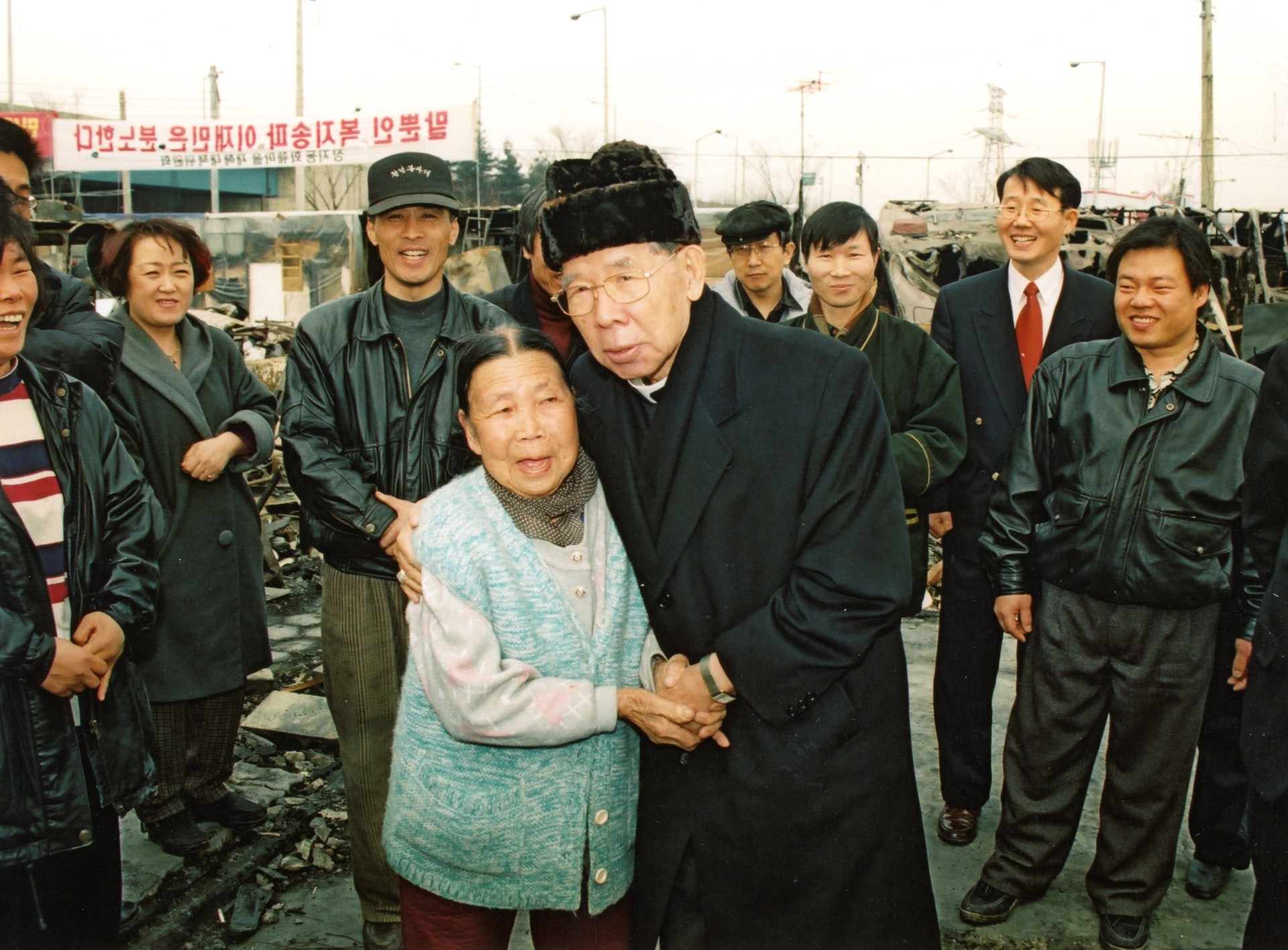 Visiting and consoling fire victims in Hwahwe Village of Jangji-dong, Seoul, February 15, 1999