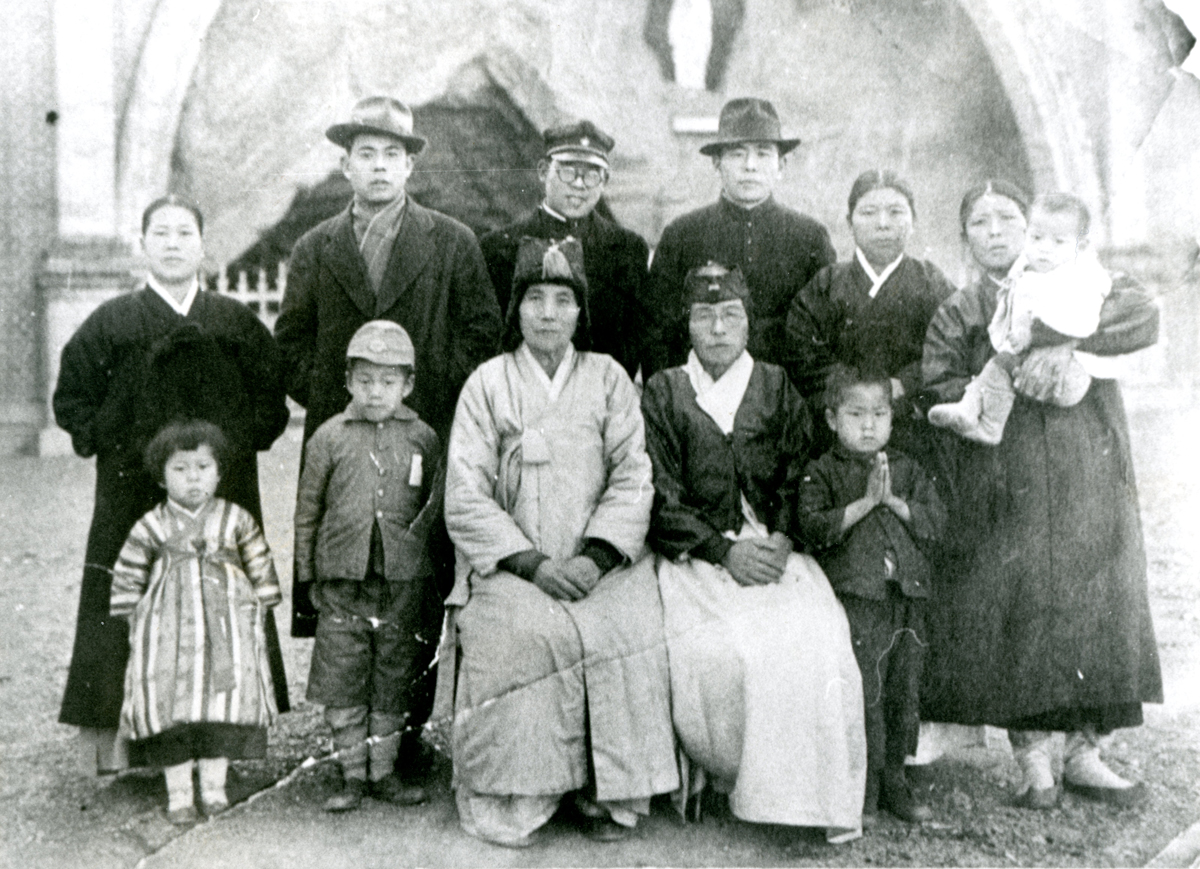 With his family before departing as a student soldier during the Japanese colonial rule, January 1944