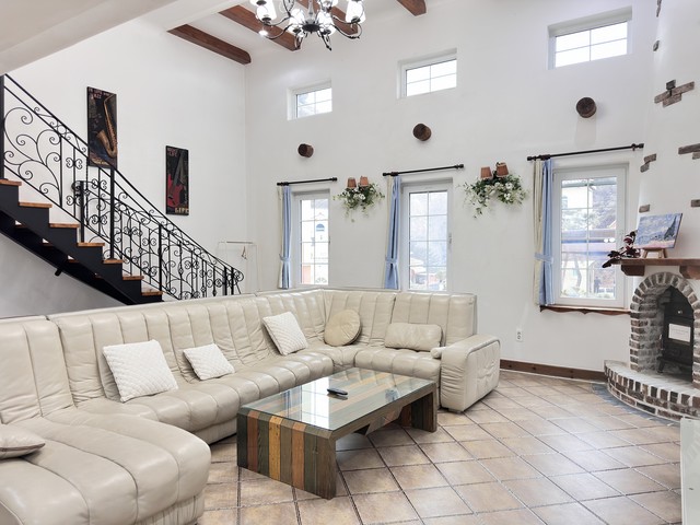 홍천 가족 풀빌라 소토보체의 넓은 거실과 단독 수영장