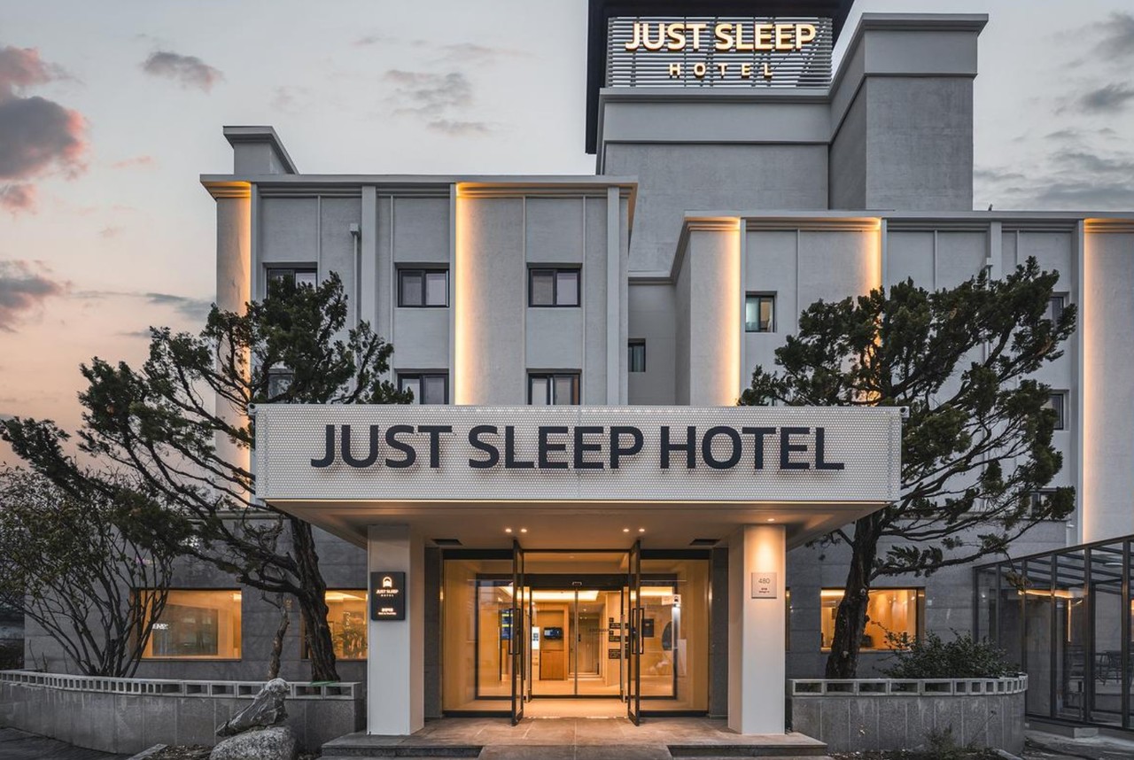 <div style="text-align:left;"> <p style="font-size:18px; font-weight:500; padding-top:10px;"> <span style="color: rgb(15, 207, 192); font-size: 18px; padding-right:10px;">2025.12</span> <span style="color: rgb(31, 34, 51);">저스트슬립호텔 춘천역점</span></p> <p><span style="color:#999; font-size: 15px; font-weight:400;">Add. 충청남도 천안시 동남구 미나릿길 18-6<br> Tel. 033-818-3838</span></p> </div>