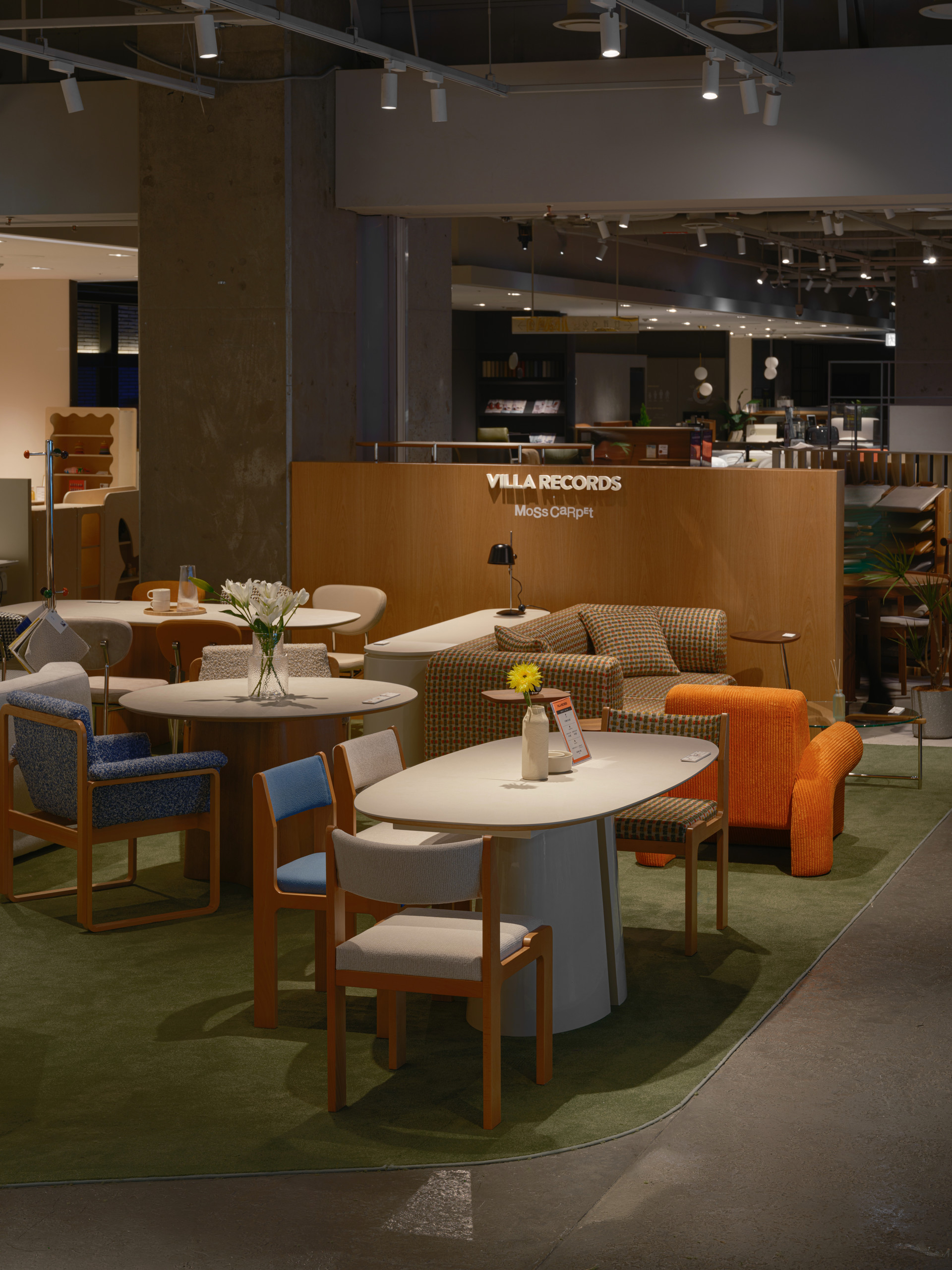 <div style=" text-align: left; color: #ffffff; line-height: 1.3;">     <p style="font-size: 26px; margin: 0; font-weight: bold">HDC IPARK MALL YONGSAN</p> </div>