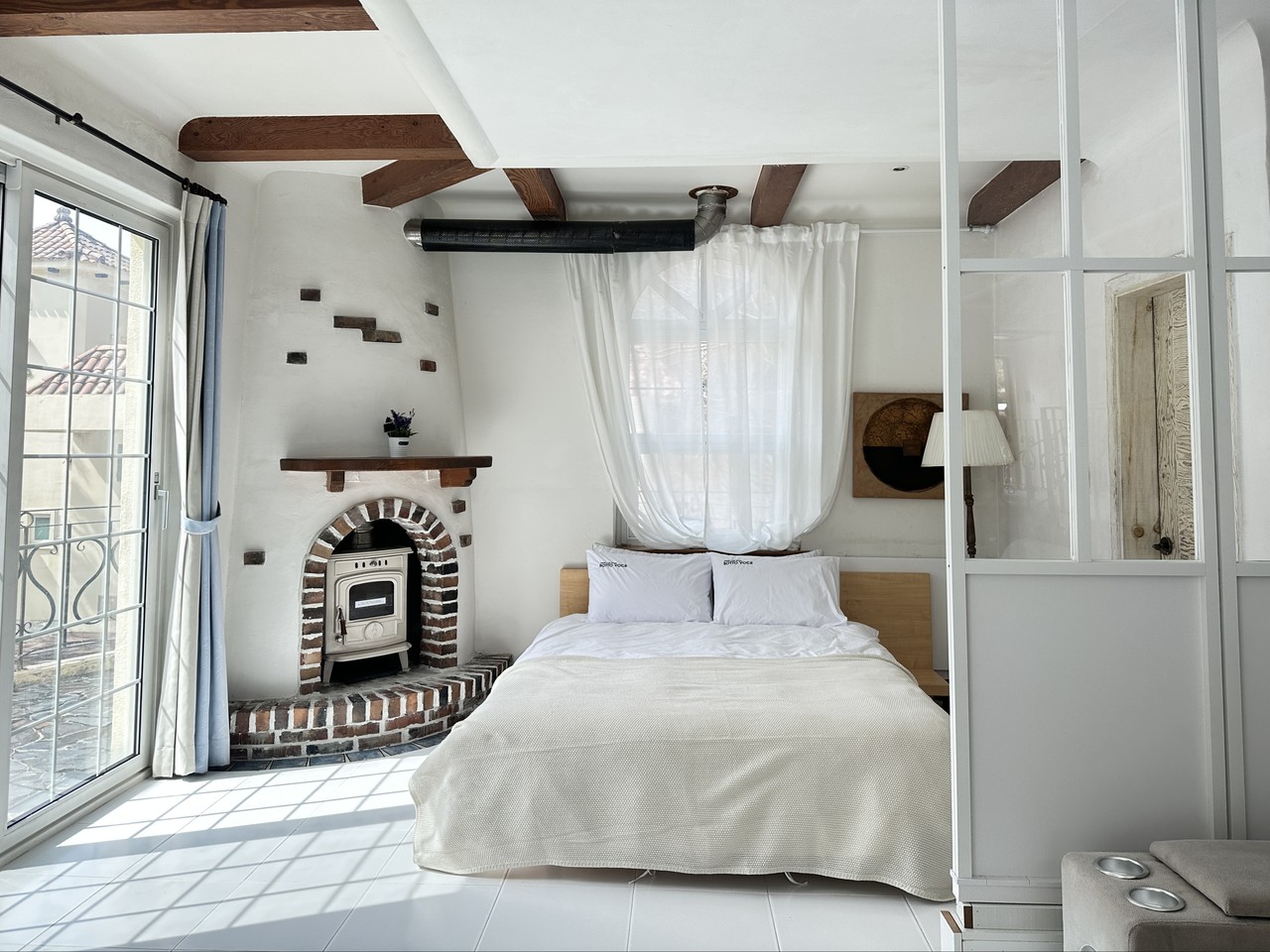 소토보체 펜트하우스 침실 벽난로 인테리어