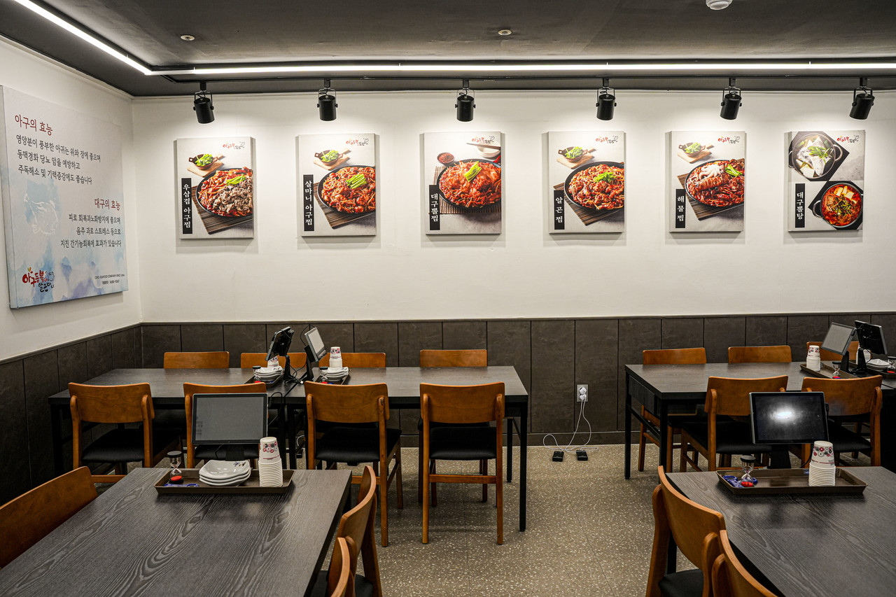  <div style="text-align:right; padding-top:60px;"> <span style="font-size:26px; font-weight:400;">전국 가맹점</span><br> <span style="font-size:36px; font-weight:500;">홀 평균 매출</span><br> <strong style="font-size:58px;">5,000만원<br>이상</strong> </div>